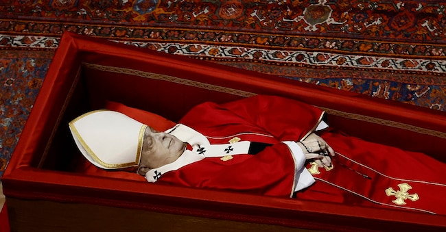 Traslazione della salma di Papa Francesco nella Basilica di San Pietro - Città del Vaticano (Vaticano) — Mercoledì 23 Aprile 2025 - Cronaca - (foto di Cecilia Fabiano/ LaPresse) nella foto : la Salma di Papa Francesco nella Basilica di San Pietro 

Transferring of the Pope Francis Coffin Sant Peter Basilica - Vatican City - Wednesday , April 23, 2025 - News - (photo by Cecilia Fabiano/LaPresse) in the pic : the coffin of Pope Francis in San Pietro Basilica