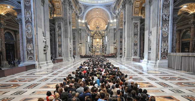 Members of the public line up to pay their respects to the late Pope Francis as he lies in state at Saint Peter's Basilica, in Vatican City, 23 April 2025. Faithfull and well-wishers will be able pay their respects to the spiritual leader, who died on 21 April 2025, aged 88, until his funeral on 26 April in the plaza in front of the basilica. ANSA/ALESSANDRO DI MEO