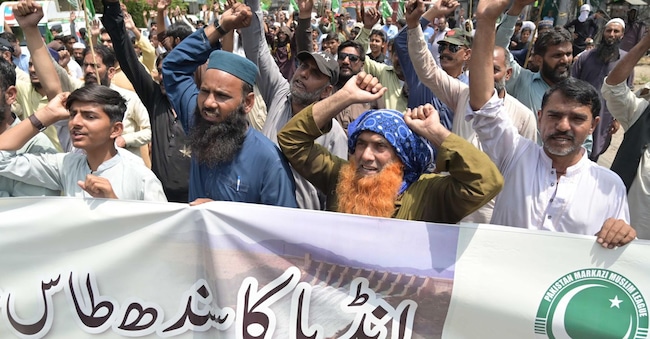 Un gruppo di sostenitori della Pakistan Markazi Muslim League (Pmml) manifestano contro l’India a Lahore, in Pakistan