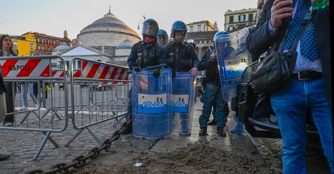Il letame lasciato davanti alla Prefettura da alcuni manifestanti giunti in corteo per contestare il decreto sicurezza, in piazza del Plebiscito a Napoli, 04 aprile 2025.       ANSA / CIRO FUSCO
///

