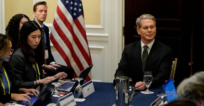 Il Segretario al Tesoro degli Stati Uniti Scott Bessent risponde alle domande dei giornalisti durante il Global Outlook Forum dell’Institute of International Finance (IIF) a margine degli incontri annuali di primavera 2025 del FMI e della Banca Mondiale a Washington, D.C., Stati Uniti, 23 aprile 2025. REUTERS/Elizabeth Frantz