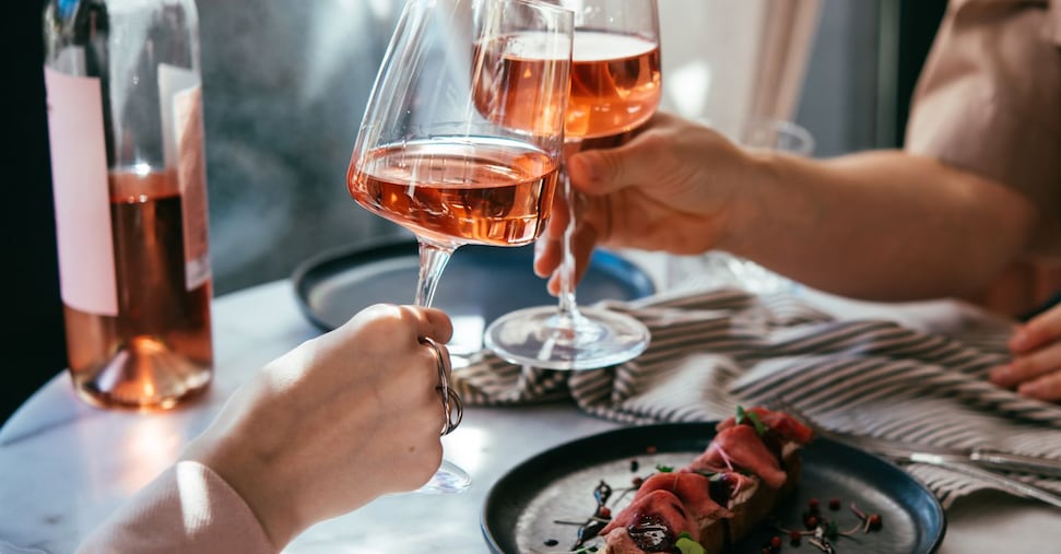 Avanza il vino al ristorante? Portatelo a casa! Ecco come non rovinare una bottiglia aperta Avanza il vino al ristorante? Portatelo a casa! Ecco come non rovinare una bottiglia aperta