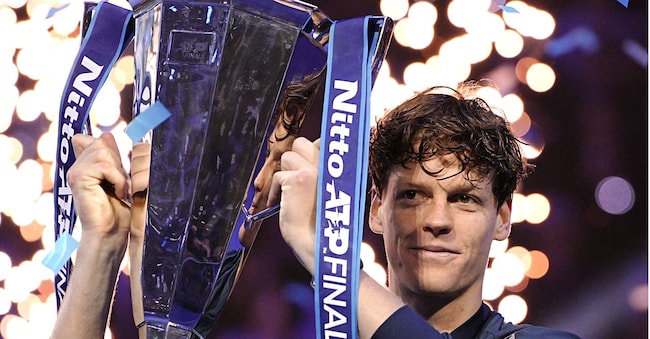 Jannik Sinner alza il trofeo dell’Atp world tour finals il 17 novembre 2024 a Torino (Marco Alpozzi/Lapresse)