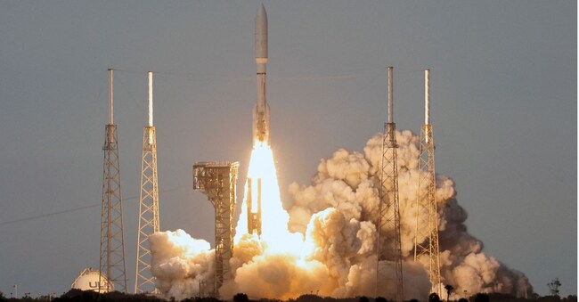 Il momento della partenza del lancio del razzo Atlas V della United Launch Alliance dalla Cape Canaveral Space Force Station,  in Florida. REUTERS/Joe Skipper     