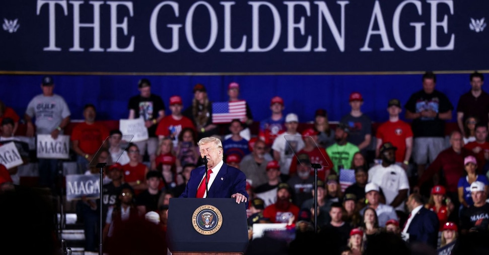 Trump, difende i dazi ma li allenta sull’auto. Il comizio in Michigan: «Non avete ancora visto niente»