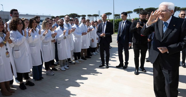 IL PRESIDENTE DELLA REPUBBLICA SERGIO MATTARELLA IL PRESIDENTE DELLA REPUBBLICA SERGIO MATTARELLA ALL’AZIENDA BSP PHARMACEUTICALS S.P.A DI LATINA, IN OCCASIONE DELLA CELEBRAZIONE DELLA FESTA DEL LAVORO