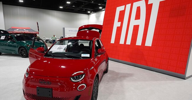 Una Fiat 500 e hardtop del 2025 all’esposizione Stellantis al Colorado Auto Show, 17 aprile 2025, a Denver. (Foto AP/David Zalubowski) 