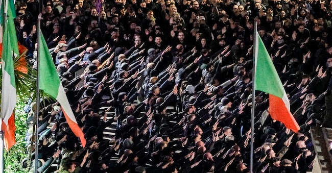 Attivisti di estrema destra mentre fanno il “saluto romano” fascista al termine della manifestazione commemorativa del 47° anniversario della strage della sede del Msi (Movimento Sociale Italiano) “Acca Larentia”. Roma, 7 gennaio 2025 - ANSA/FABIO FRUSTACI
