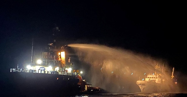 Un rimorchiatore spegne un incendio sulla nave della Ffc Conscience al di fuori delle acque territoriali maltesi in questa foto fornita dal Dipartimento dell’Informazione del Governo di Malta, 2 maggio 2025. Governo di Malta/Documento via Reuters