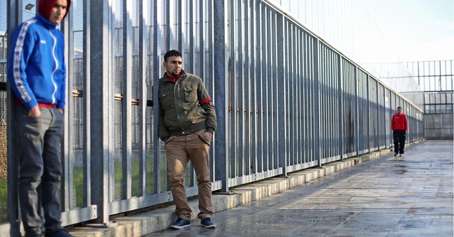 Alcuni migranti nel Cie (Centri di identificazione ed espulsione) di Ponte Galeria, Roma 26 gennaio 2014 (foto d’archivio).
Ansa/Alessandro Di Meo