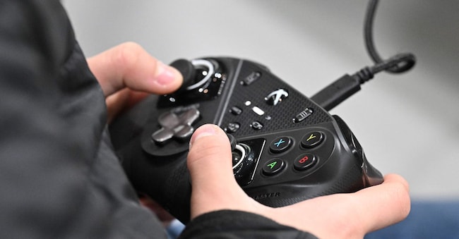 Un  giocatore  con un controller Microsoft Xbox (Emmanuel Dunand/Afp)