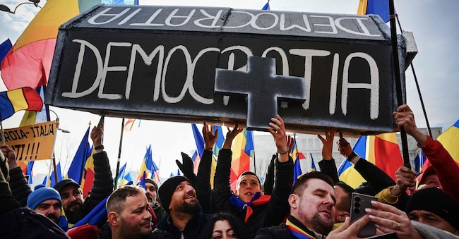 La protesta dei sostenitori di Calin Georgescu, il candidato di destra vicnitore del primo turno del novembre scorso poi annullato dalla Corte costituzionale, escluso dal nuovo voto.