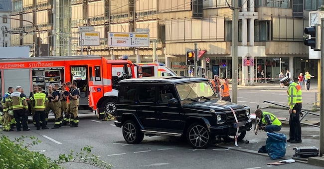 La polizia di Stoccarda esegue rilievi sulla Mercedes che ha investito un gruppo di persone (Ap)