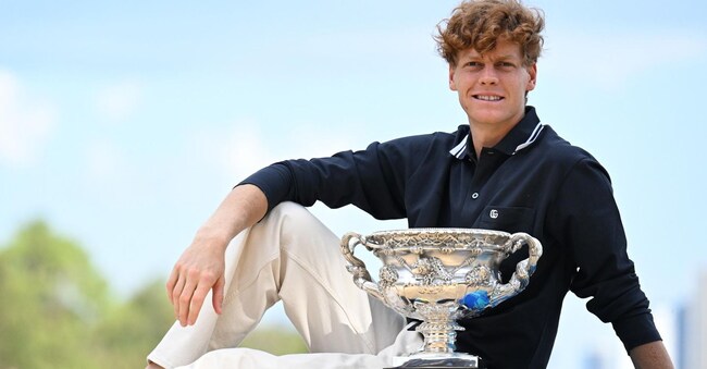 Jannik Sinner con il trofeo dell’Australian Open il 27 gennaio 2025 (Epa/James Ross)