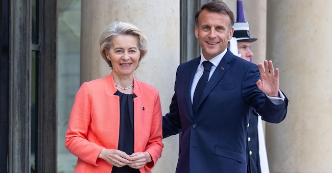 Il presidente francese, Emmanuel Macron, e la presidente della Commissione Ue, Ursula Von der Leyen, a Parigi alla conferenza “Choose Europe for Science” all’Università Sorbona. EPA/CHRISTOPHE PETIT TESSON