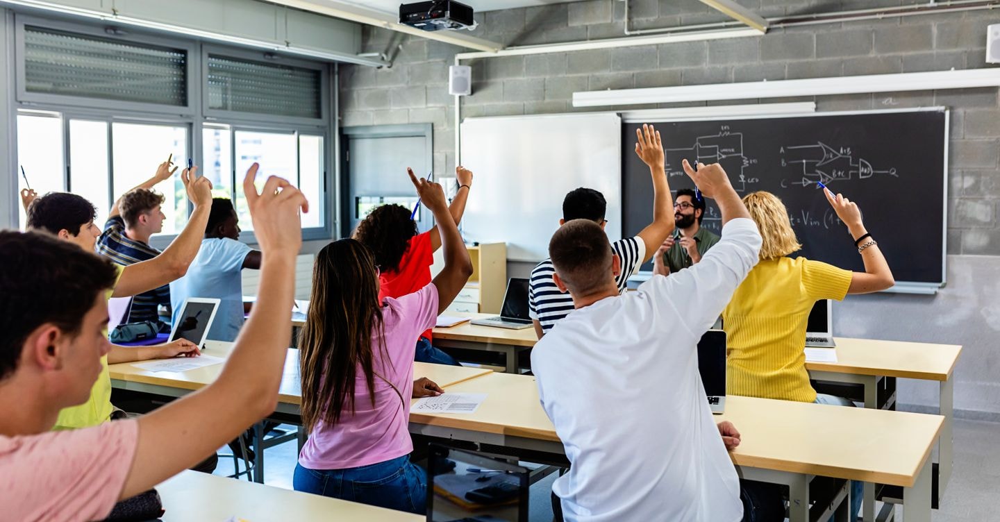 https://i2.res.24o.it/images2010/S24/Documenti/2025/05/06/Immagini/Ritagli/AdobeStock_529720250-classe-alunni-studenti-superiori-scuola-lavagna-U47310205786aYy-1440x752@IlSole24Ore-Web.jpeg