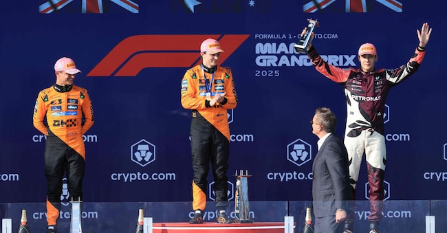 Oscar Piastri (centro), Lando Norris (sx), George Russell (dx). (AFP)