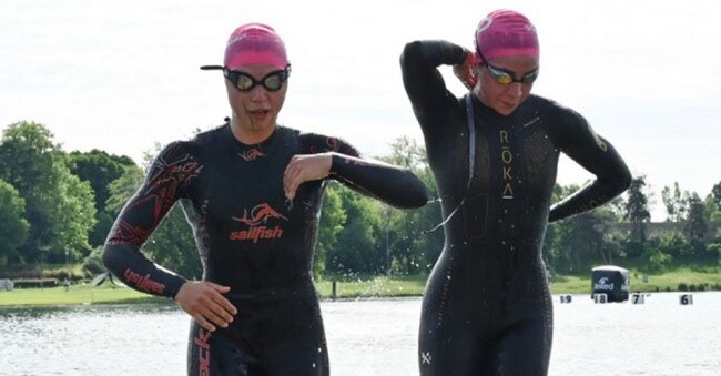 Atlete della prova femminile di Triathlon all’Idroscalo all’uscita dalla frazione nuoto (700 metri), prima della bici (20k) e della corsa 85k) che conclude la gara sulla distanza Sprint
