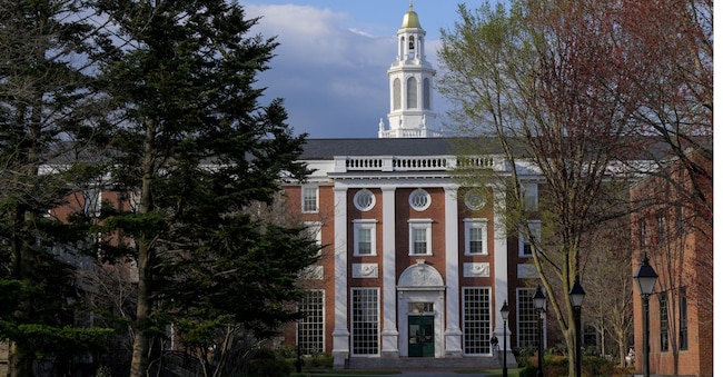 La Business School di Harvard University  REUTERS/Faith Ninivaggi/File Photo
