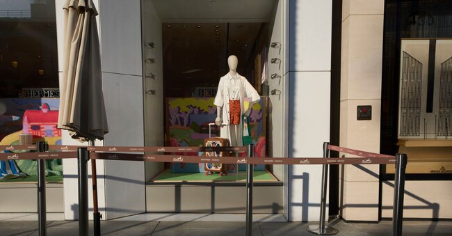 L’esterno della boutique Hermes in Rodeo Drive a Beverly Hills. (AP Photo/Damian Dovarganes)