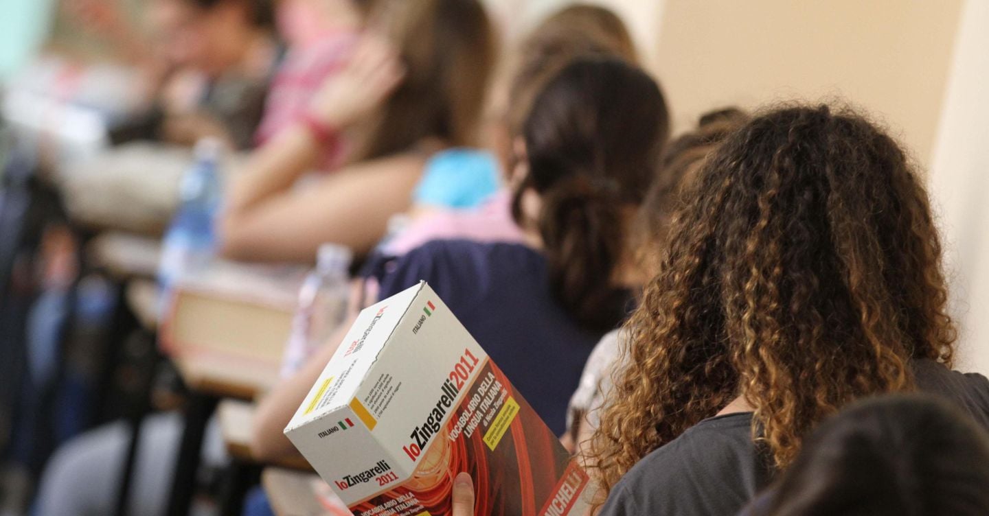 https://i2.res.24o.it/images2010/S24/Documenti/2025/05/07/Immagini/Ritagli/ansa-erami-maturita-scritto-scuola-banchi_20250510120551-U40188864035DPU-1440x752@IlSole24Ore-Web.jpg