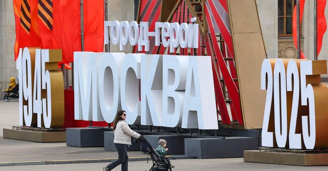 Una donna cammina davanti a una stella e a un’iscrizione che recita “1945 Hero City Moscow 2025”, installate in occasione dell’imminente Giorno della Vittoria a Mosca, Russia, il 05 maggio 2025. Il 9 maggio la Russia celebrerà l’80° anniversario della vittoria dell’Unione Sovietica sulla Germania nazista e i suoi alleati nella Seconda guerra mondiale. EPA/YURI KOCHETKOV