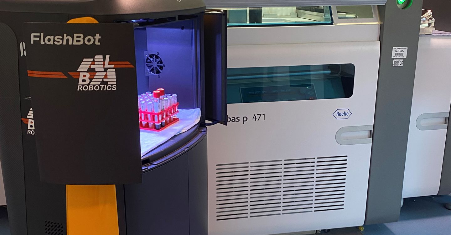 Avanzano i robot in ospedale: dal “lupo” che cerca batteri e virus al postino che consegna i campioni