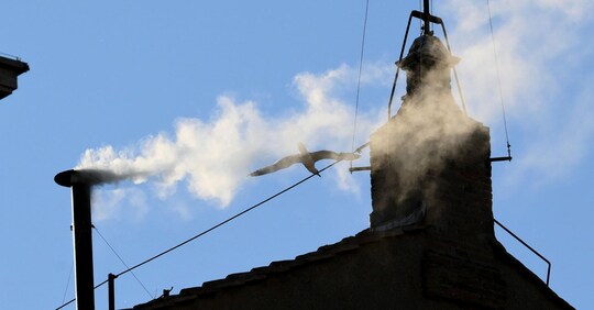 Fumo bianco esce dal camino in cima alla Cappella Sistina, accanto alla Basilica di San Pietro, durante il secondo giorno del conclave per l’elezione del nuovo Papa nella Città del Vaticano.