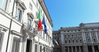 PALAZZO CHIGI DURANTE IL CDM BANDIERE ESPOSTE TRICOLORE