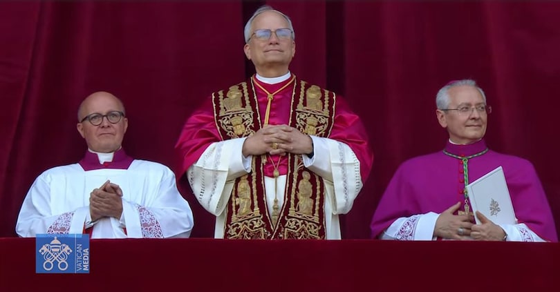 Un frame tratto dalla diretta video di Vatican Media mostra il momento in cui il nuovo Papa, il cardinale statunitense Robert Francis Prevost, si affaccia dalla loggia delle benedizioni, il balcone centrale della Basilica di San Pietro. Si chiamerà Leone XIV. Città del Vaticano, 8 maggio 2025. ANSA / VATICAN MEDIA HANDOUT