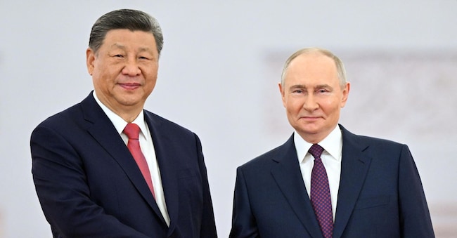  Vertice bilaterale Russia Cina a Mosca. Nella foto la stretta di mano tra il presidente della Cina Xi Jinping e Vladimir Putin  presidente della Russia 
