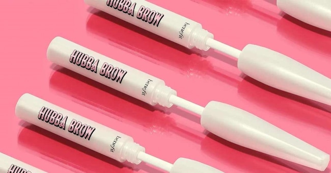 Hubba Brow di Benefit Cosmetics. Il siero rinforzante per sopracciglia con provitamina B5, aiuta a rendere le sopracciglia visibilmente più folte, sane e lucenti in sole 4-12 settimane. La sua formula leggera nutre in profondità, stimola la crescita e rinforza i peli dalla radice.