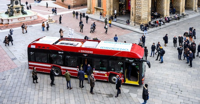 Il nuovo bus a idrogeno di Tper fa bella mostra di sé in piazza Maggiore a Bologna