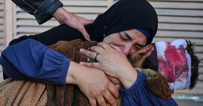 La palestinese Maha Elayan piange mentre abbraccia il corpo del figlio, ucciso in un attacco aereo israeliano notturno su una scuola delle Nazioni Unite utilizzata come rifugio, prima della sua sepoltura all’ospedale Al-Aqsa di Deir al-Balah, nella Striscia di Gaza centrale, mercoledì 7 maggio 2025. (AP Photo/Abdel Kareem Hana)  Associated Press/LaPresse