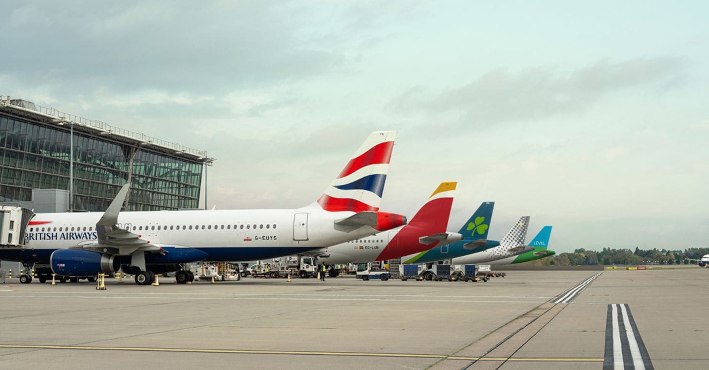https://i2.res.24o.it/images2010/S24/Documenti/2025/05/10/Immagini/Ritagli/iag-airlines-tailfins-U34163754046nGs-1440x752@IlSole24Ore-Web.jpg