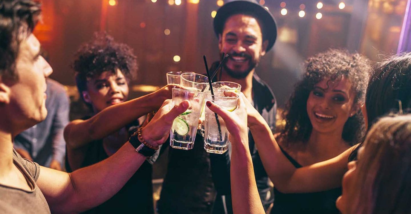 https://i2.res.24o.it/images2010/S24/Documenti/2025/05/10/Immagini/Ritagli/young-cocktails-AdobeStock_137068505-U75850858214MtH-1440x752@IlSole24Ore-Web.jpg