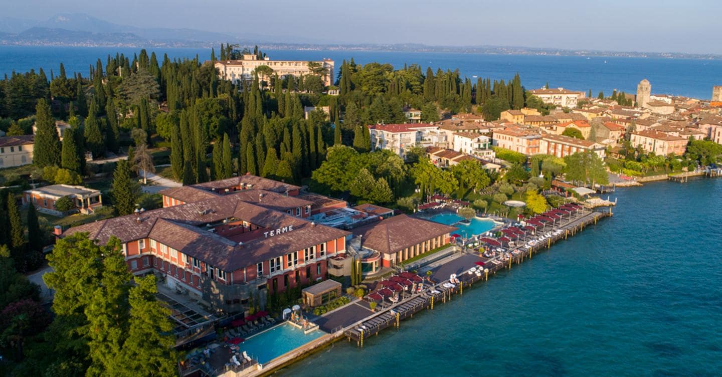 https://i2.res.24o.it/images2010/S24/Documenti/2025/05/11/Immagini/Ritagli/01_SPA%20%20Thermal%20Garden_Terme%20di%20Sirmione-kbiB-U34620508135fLS-1440x752@IlSole24Ore-Web.jpg
