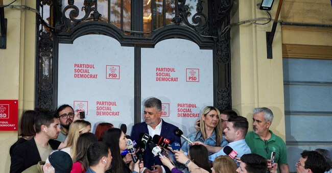 Il primo ministro rumeno, Marcel Ciolacu, parla con i giornalisti subito dopo le dimissioni, il giorno dopo che il leader dell’estrema destra all’opposizione,  George Simion, ha vinto il primo turno delle elezioni presidenziali e il suo candidato è stato tagliato fuori. 5 Maggio 2025. REUTERS/Andreea Campeanu/File Photo