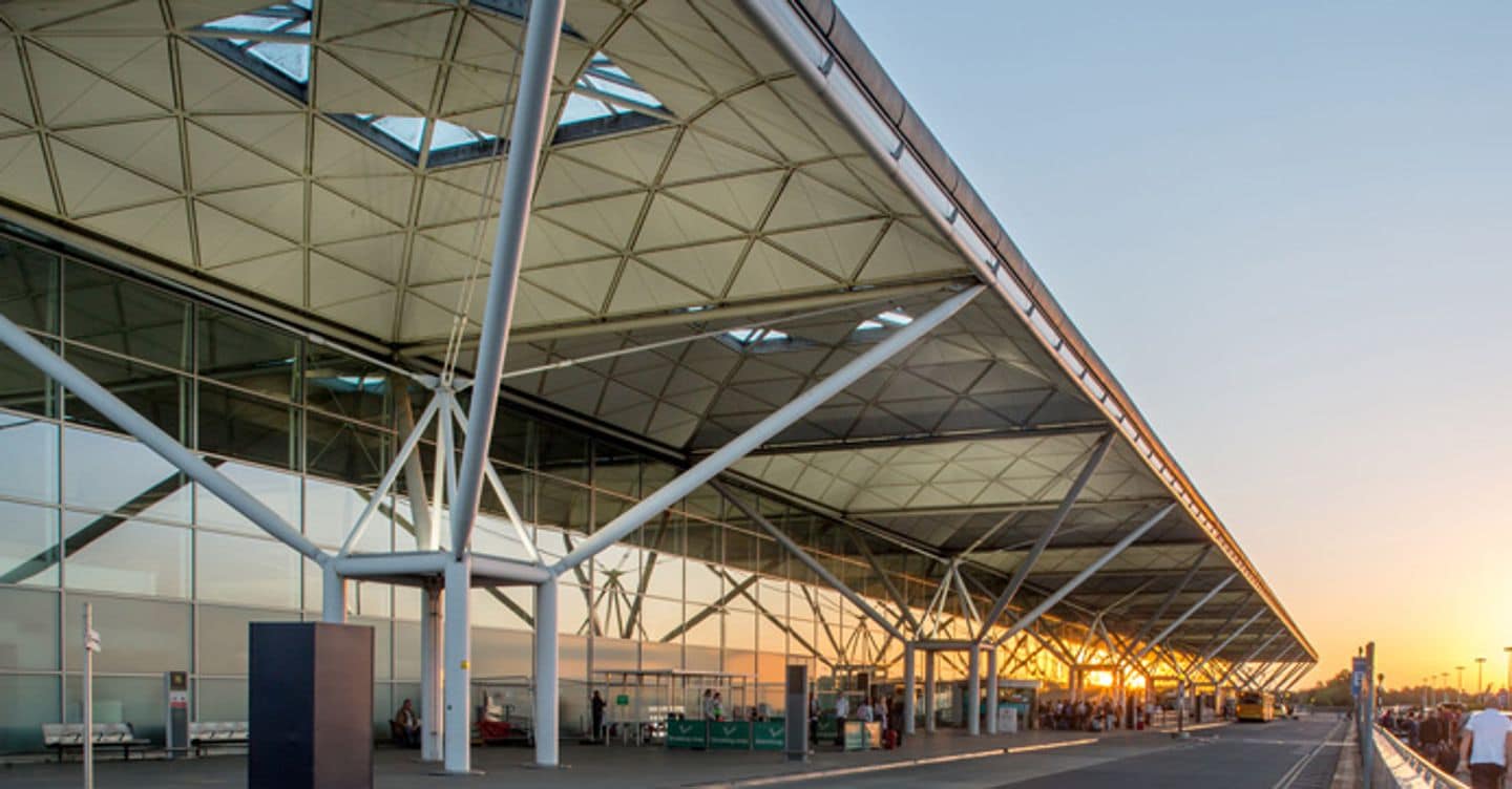 https://i2.res.24o.it/images2010/S24/Documenti/2025/05/12/Immagini/Ritagli/stansted-termina-U88744506633qgN-1440x752@IlSole24Ore-Web.jpg