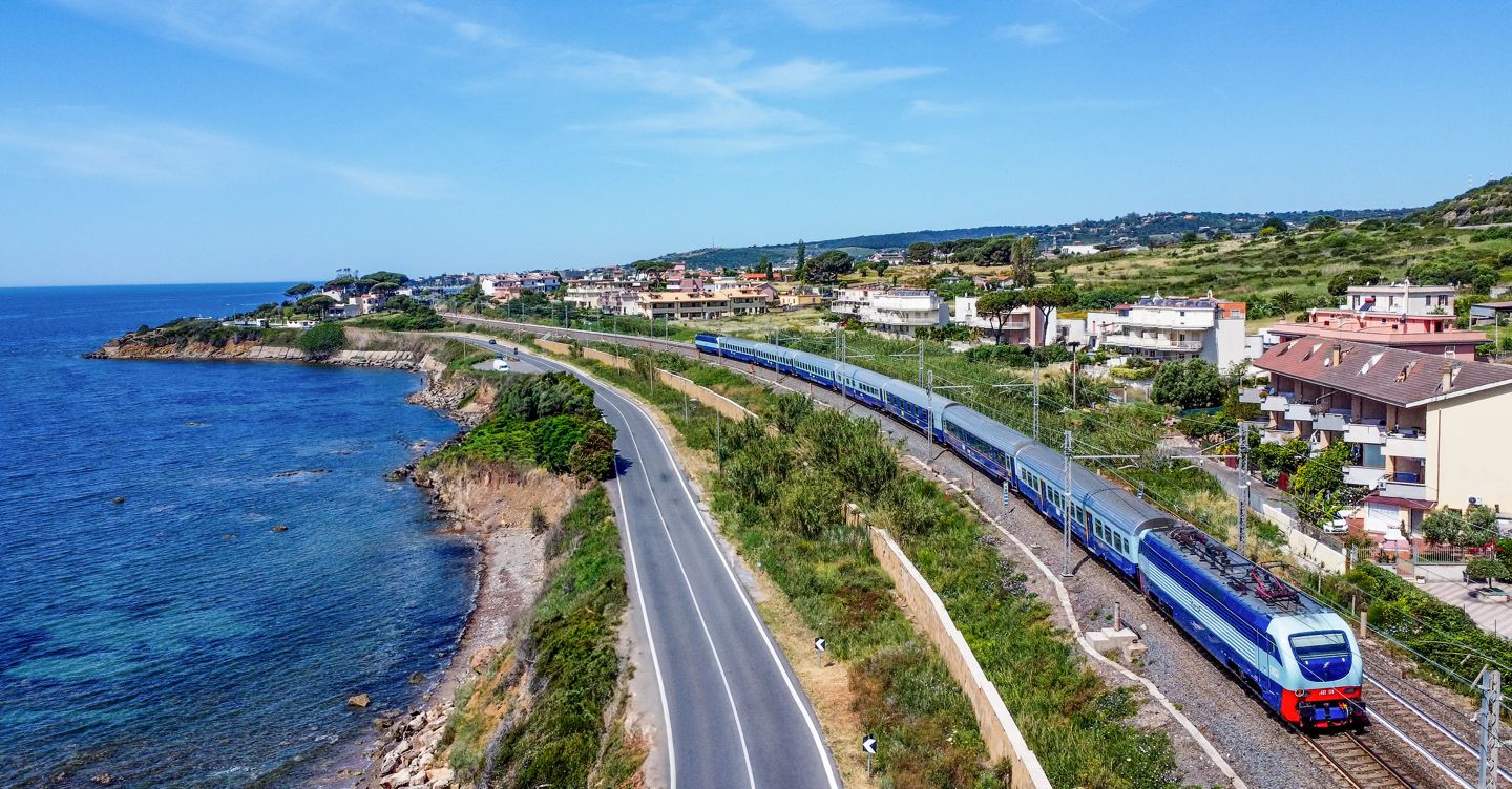 https://i2.res.24o.it/images2010/S24/Documenti/2025/05/13/Immagini/Ritagli/Espresso%20Riviera-U43412688324ees-1440x752@IlSole24Ore-Web.jpg