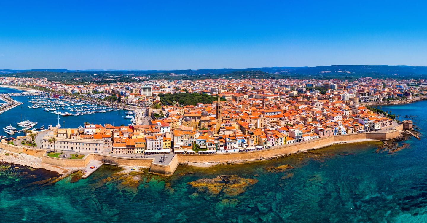https://i2.res.24o.it/images2010/S24/Documenti/2025/05/13/Immagini/Ritagli/alghero-AdobeStock_403696690-U06515157743rSz-1440x752@IlSole24Ore-Web.jpeg