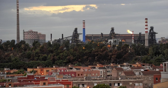 Lo stabilimento Ilva visto dai tetti del quartiere Tamburi. ANSA / CIRO FUSCO