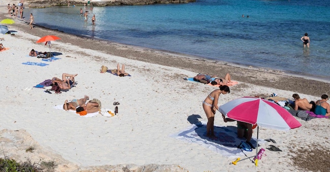 Persone in spiaggia (Jaime Reina/Afp)