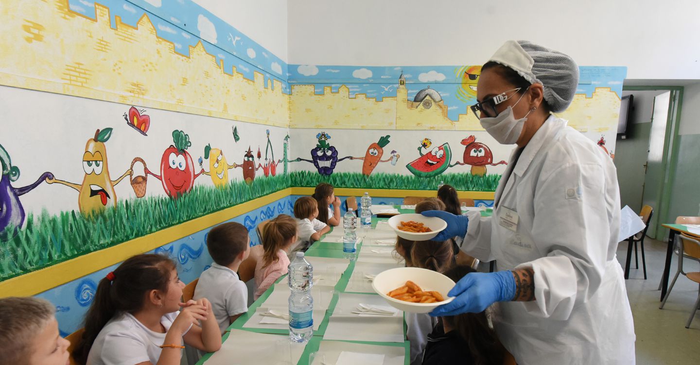 Mense scolastiche, 86 euro al mese alle elementari (ma il servizio c’è solo in una scuola su tre)