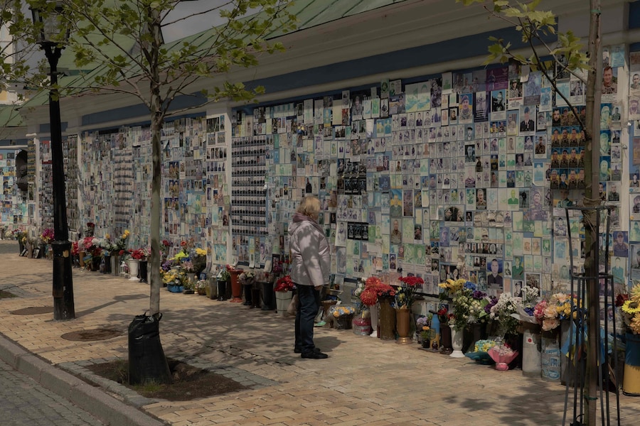Muro della Memoria dei Caduti per l’Ucraina, un monumento commemorativo per i soldati ucraini caduti, a Kiev il 14 maggio 2025, durante l’invasione russa dell’Ucraina. Il presidente Volodymyr Zelensky ha dichiarato che l’Ucraina è pronta a “qualsiasi formato” di negoziati per porre fine alla guerra con la Russia in vista dei colloqui di Istanbul del 15 maggio 2025, ma ha aggiunto che i suoi prossimi passi dipenderanno da chi rappresenterà la Russia all’incontro. (Foto di Roman PILIPEY / AFP) (AFP)