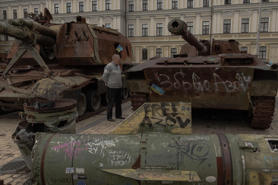 Veicoli militari russi distrutti esposti in Piazza San Michele a Kiev il 14 maggio 2025, durante l’invasione russa dell’Ucraina. Il presidente Volodymyr Zelensky ha dichiarato che l’Ucraina è pronta a “qualsiasi formato” di negoziati per porre fine alla guerra con la Russia in vista dei colloqui di Istanbul del 15 maggio 2025, ma ha aggiunto che i suoi prossimi passi dipenderanno da chi rappresenterà la Russia all’incontro. (Foto di Roman PILIPEY / AFP) (AFP)