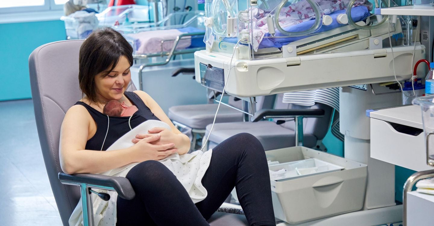 Kangaroo Care: l’abbraccio che cura e fa crescere in salute non solo i bambini nati prematuri