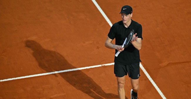 Italy's Jannik Sinner celebrates at the end of his men's singles quarter-final match against Norway's Casper Ruud for the ATP Rome Open tennis tournament at Foro Italico in Rome on May 15, 2025. (Photo by Andreas SOLARO / AFP)