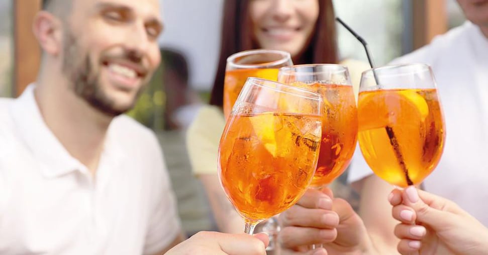L’onda arancione dello Spritz è ormai un simbolo made in Italy L’onda arancione dello Spritz è ormai un simbolo made in Italy