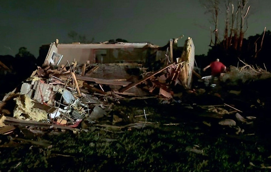Kentucky, il 17 maggio 2025. Oltre 20 persone sono morte dopo che le violente tempeste hanno colpito gli stati meridionali degli Stati Uniti, Missouri e Kentucky, secondo quanto riportato da funzionari e media locali il 17 maggio 2025. Il governatore del Kentucky, Andy Beshear, ha dichiarato su X che almeno 14 persone sono morte nelle tempeste di venerdì sera. Almeno sette persone sono morte in Missouri, secondo quanto riportato dal Washington Post. Foto di Handout / Tribunale Fiscale della Contea di Laurel / AFP (AFP)